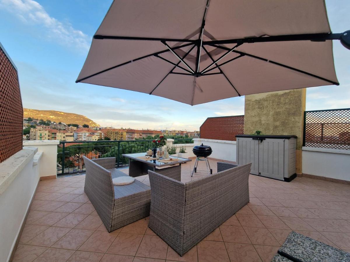 650 Metri Dal Mare - Wifi - Terrazzo - Piscina - A/C Apartment Pietra Ligure Bagian luar foto