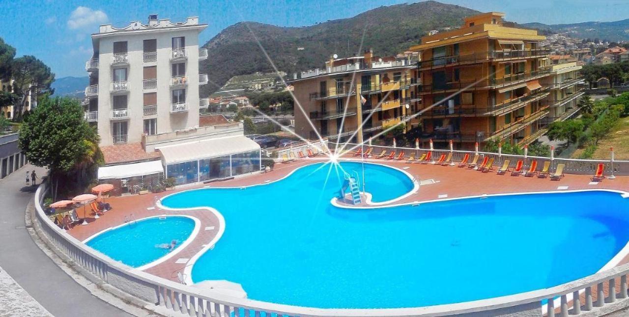 650 Metri Dal Mare - Wifi - Terrazzo - Piscina - A/C Apartment Pietra Ligure Bagian luar foto